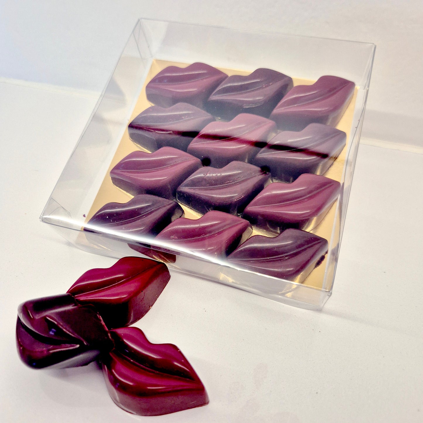 Doosje gevuld met valentijn chocolade, lipjes