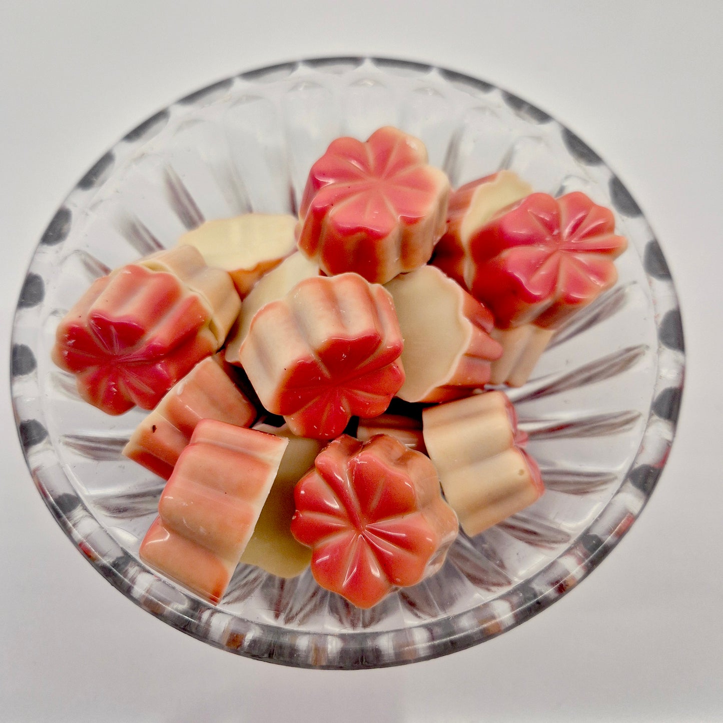 Praline - Klavertje vier wit gevuld met aardbeiganache