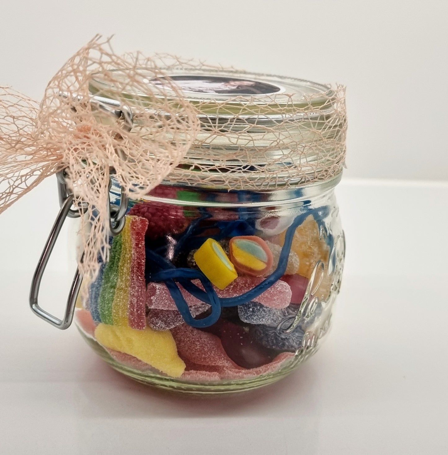Weckpot gevuld met snoepjes