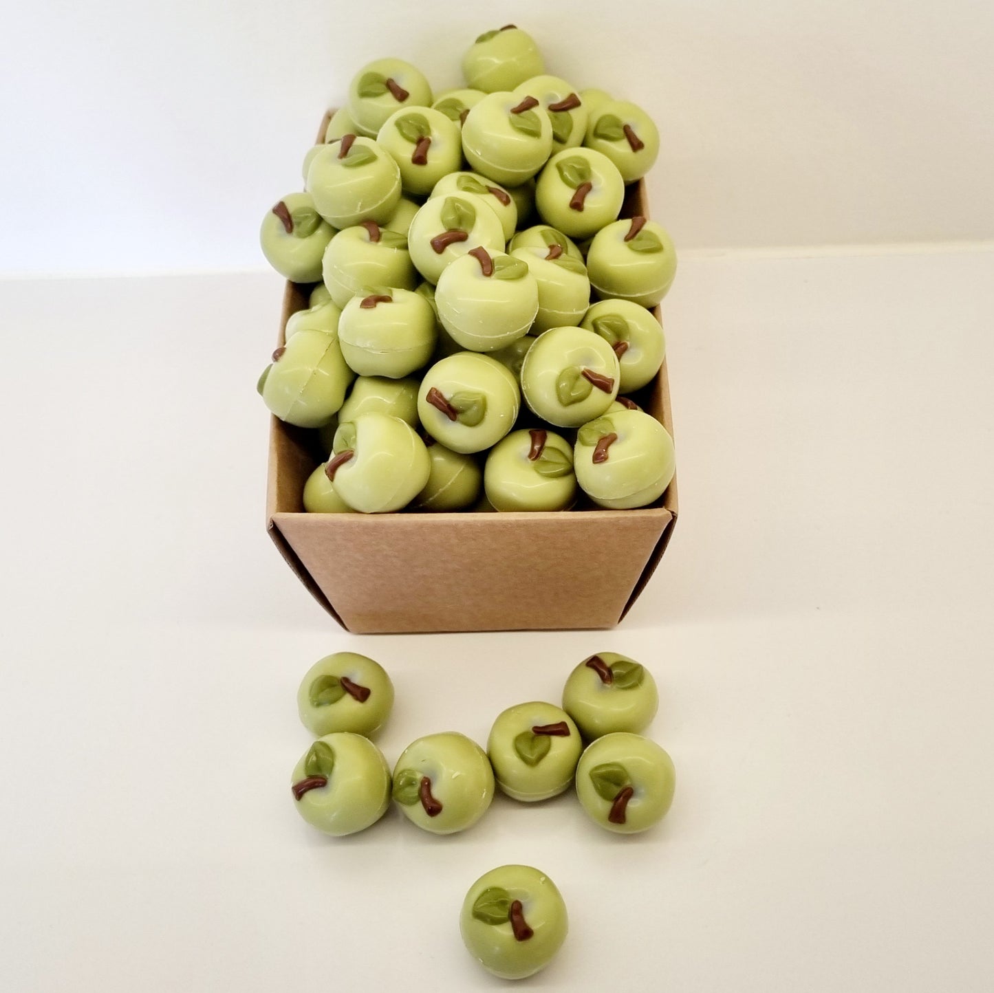 Chocolade appeltje groen gevuld met praliné