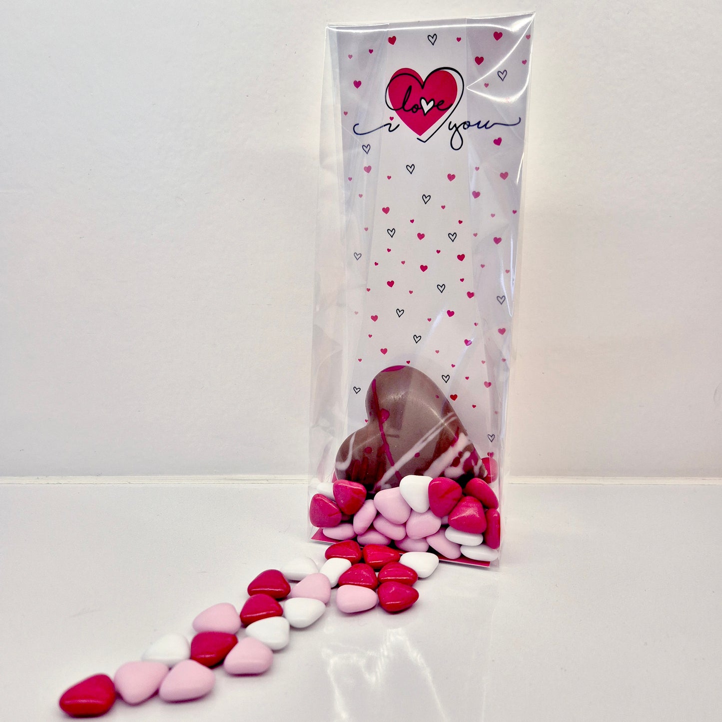 Zakje gevuld met chocolade en gedrageerde hartjes