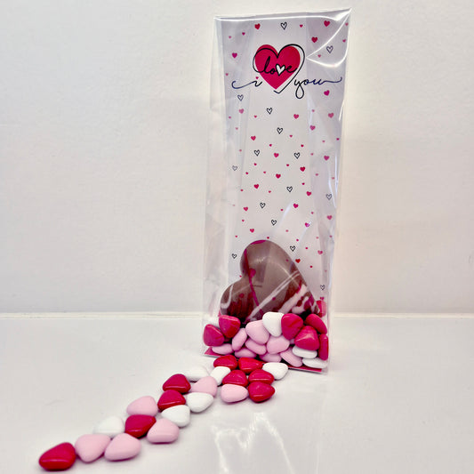 Zakje gevuld met chocolade en gedrageerde hartjes
