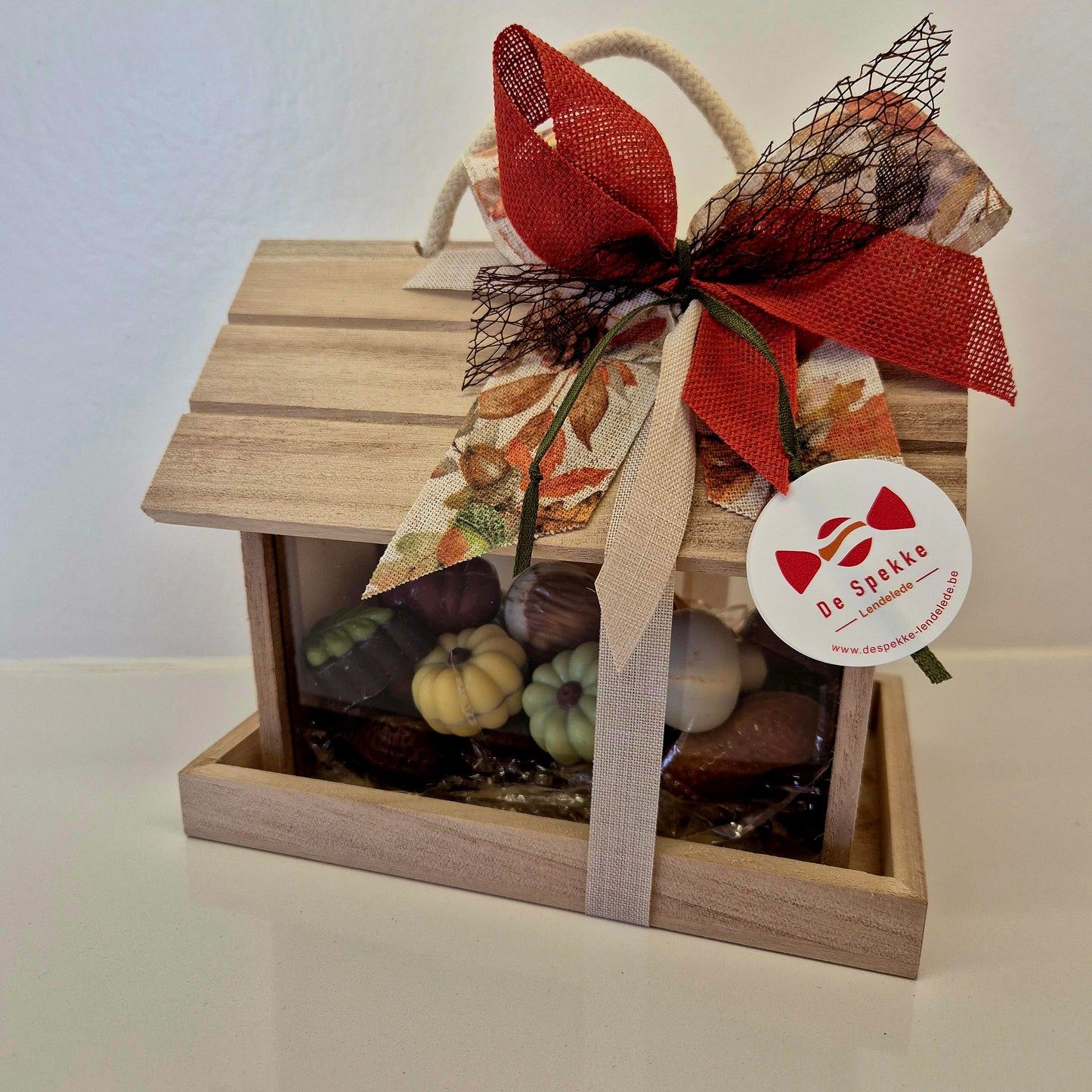 Vogelhuisje gevuld met herfst chocolade