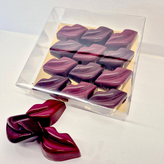 Doosje gevuld met valentijn chocolade, lipjes