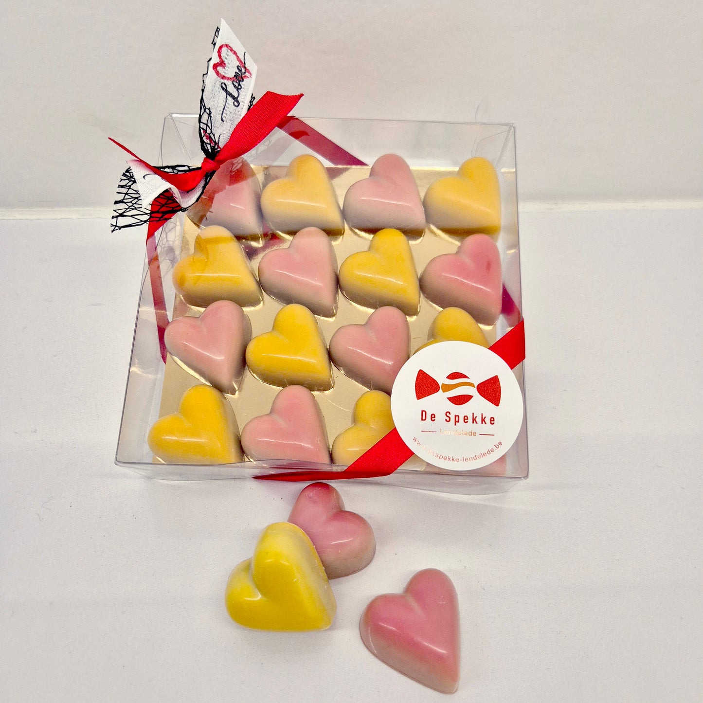 Doosje gevuld met valentijn chocolade, hartjes