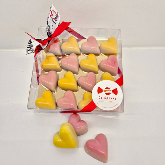 Doosje gevuld met valentijn chocolade, hartjes